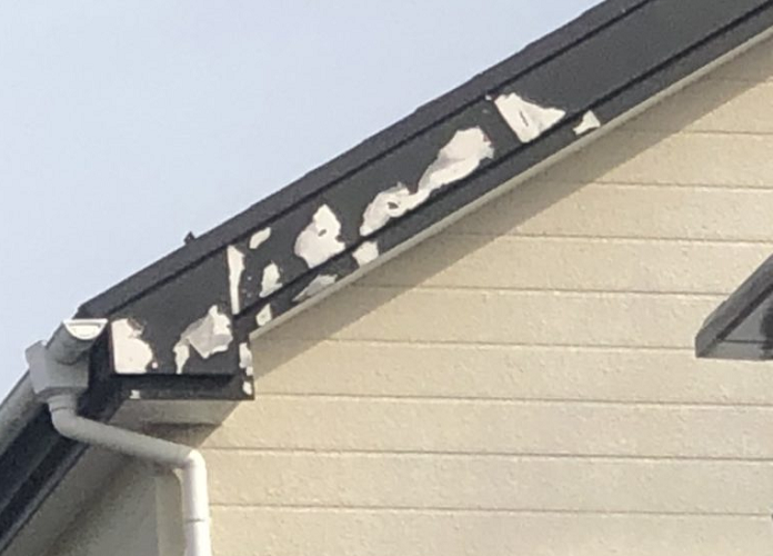 窯業サイディングの破風　塗装が剥がれた様子